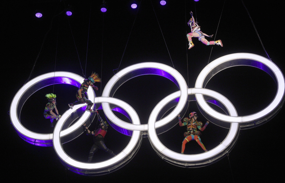Des acrobates dans les anneaux olympiques.