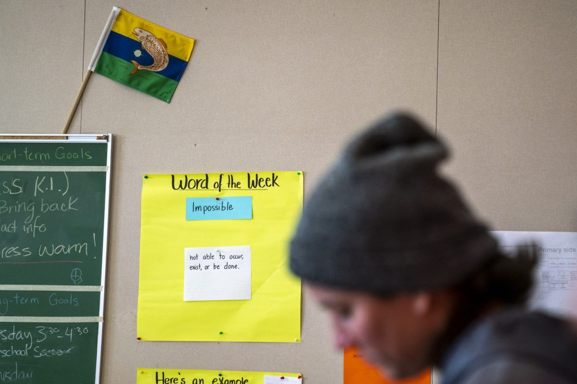 Derrière Mary Spencer, dans une école, une affiche indique que le mot de la semaine est « Impossible »