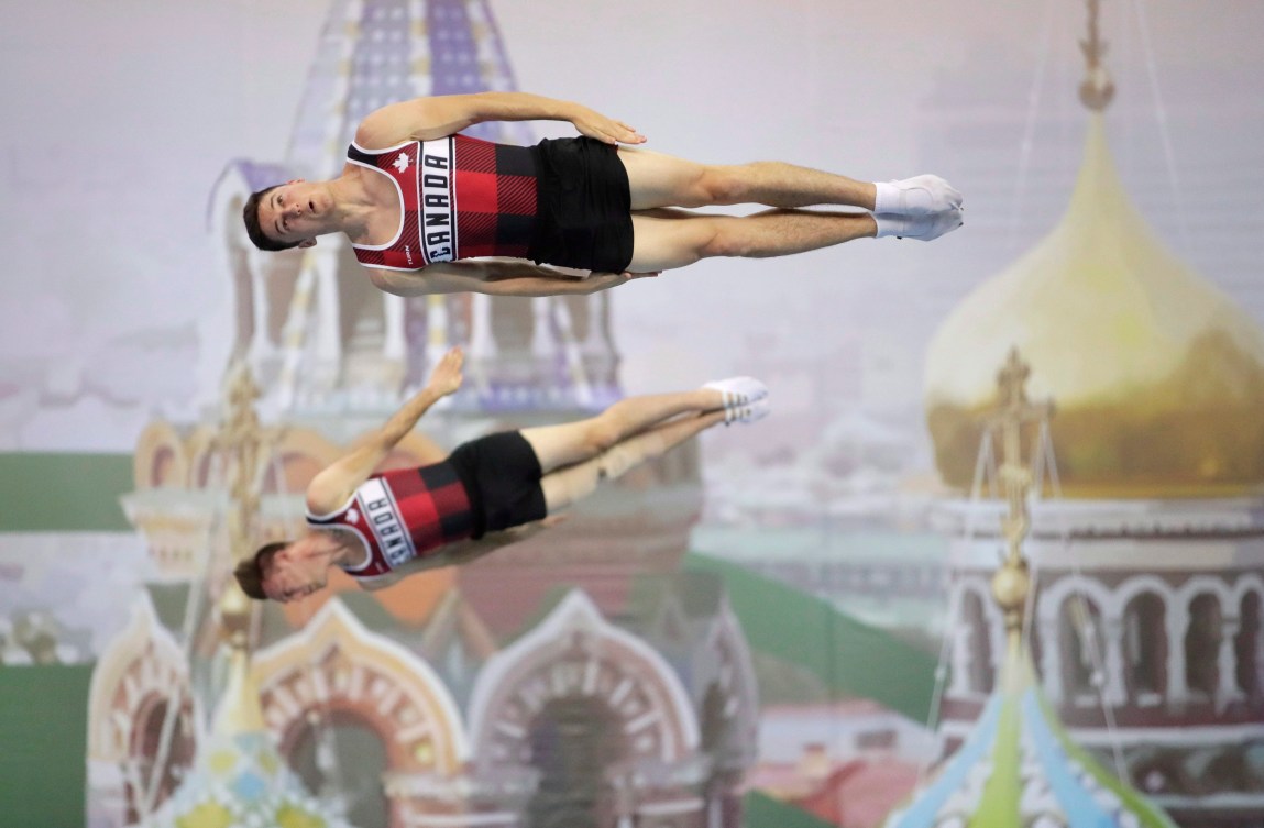 Les deux trampolinistes sautent à l'horizontale.