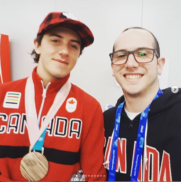 Un bénévole pose avec Mark McMorris à PyeongChang 2018