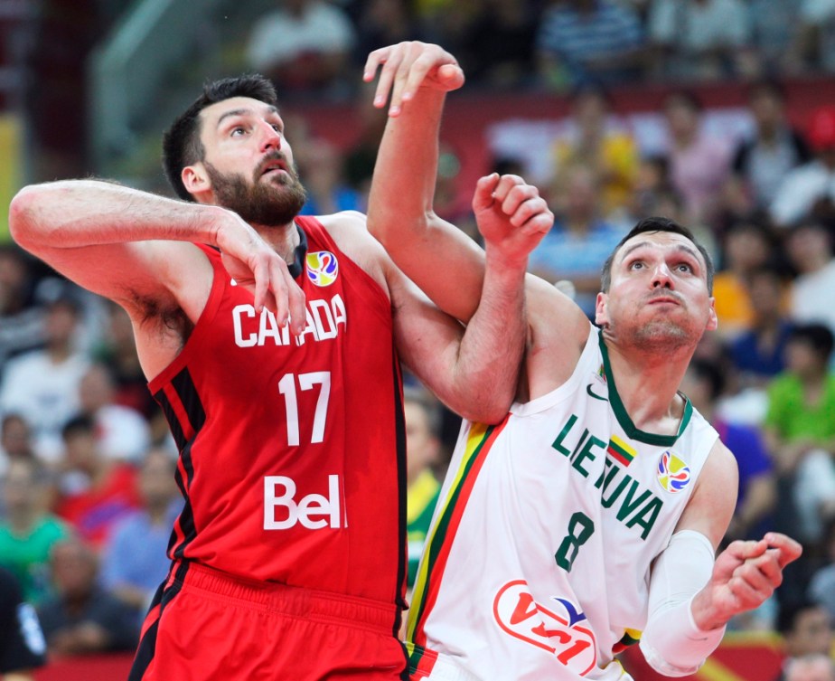 Klassen bataille avec Maciulis lors d'un match