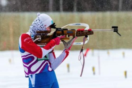 Athlète russe de biathlon tirant du fusil