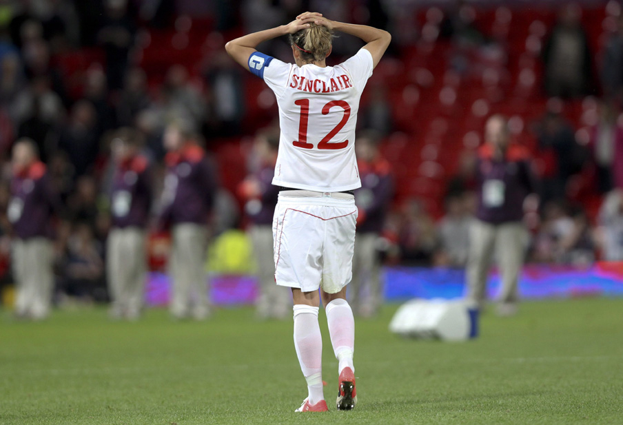 Christine Sinclair, de dos, portant son chandail #12