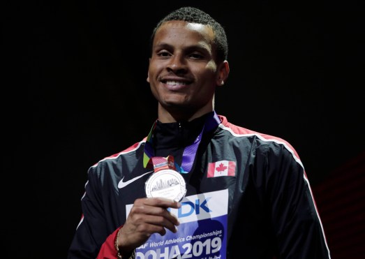 Andre de Grasse tenant sa médaille