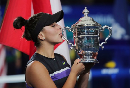 Andreescu ambrasse l'anse du trophée en forme de vase.