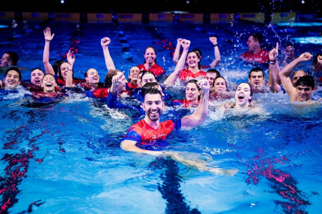 L'équipe Energy Standard dans la piscine, regarde la caméra