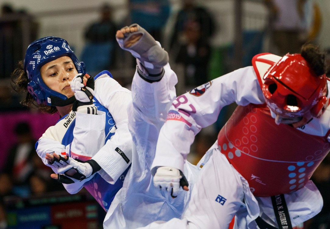 deux athlètes de taekwondo s'affrontent