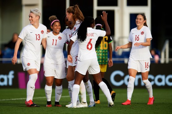 Équipe Canada célèbre leur belle première demie