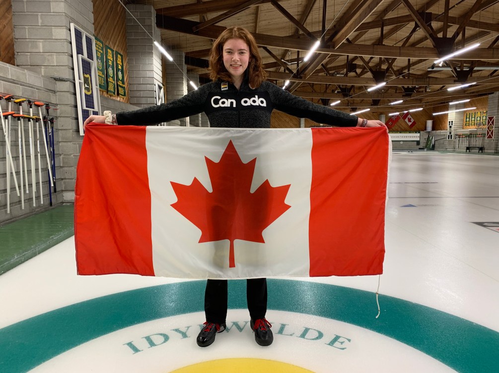 Lauren Rajaja tient le drapeau canadien