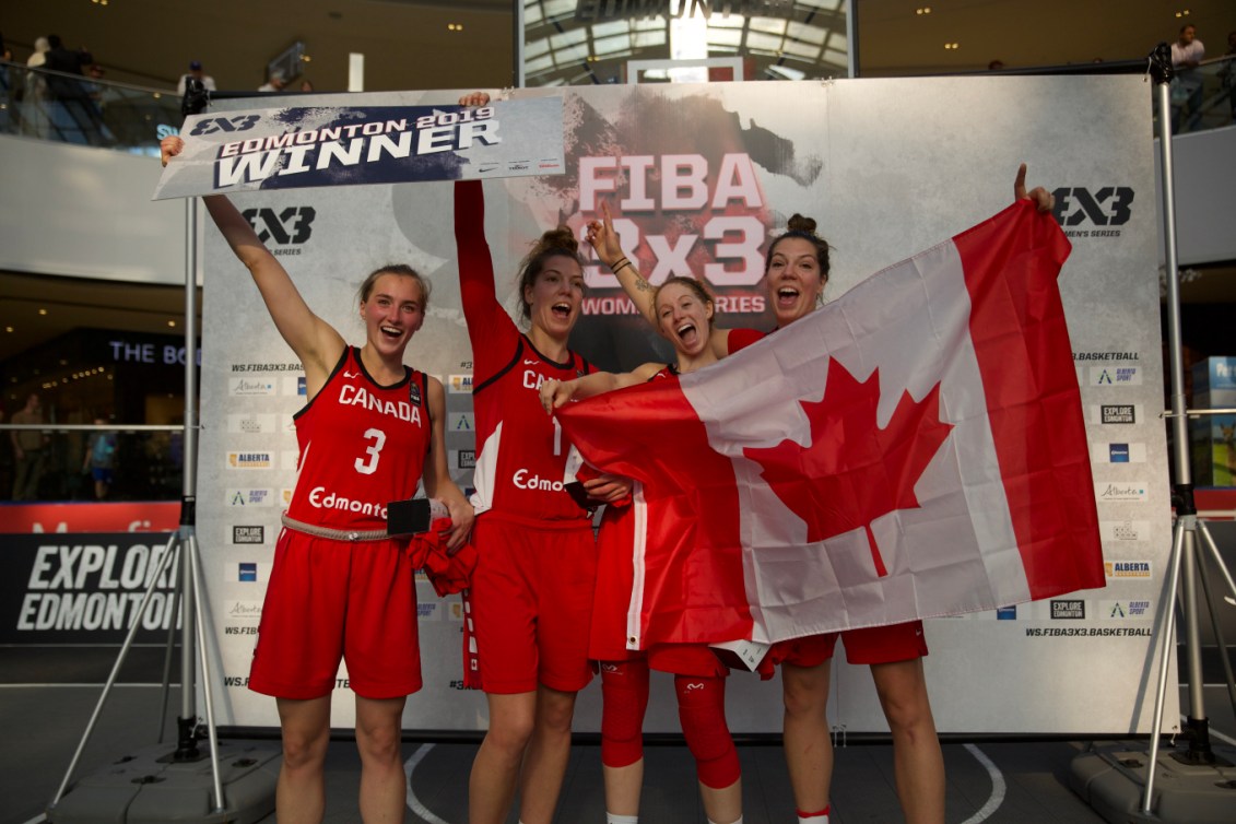 Quatre joueuses canadiennes posent, extatiques