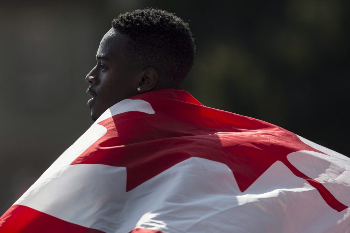Aaron Brown porte le drapeau du Canada sur ses épaules